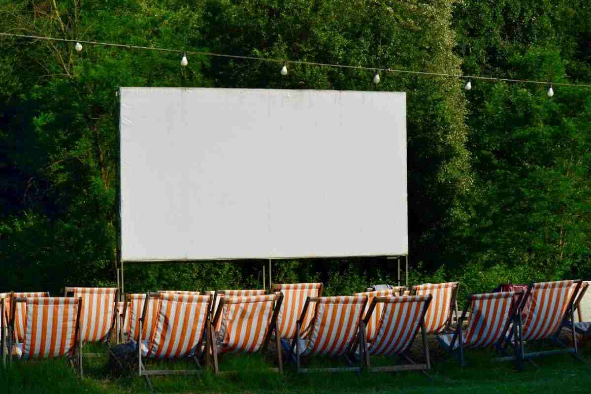 Cinema all'aperto con sedie e proiettore