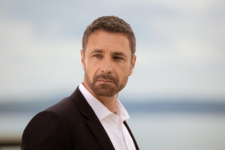 Raoul Bova ci ricasca, paparazzato con la famosa attrice: “Baci al ristorante”