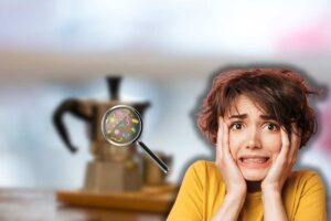 moka, lente ingrandimento con batteri e donna spaventata