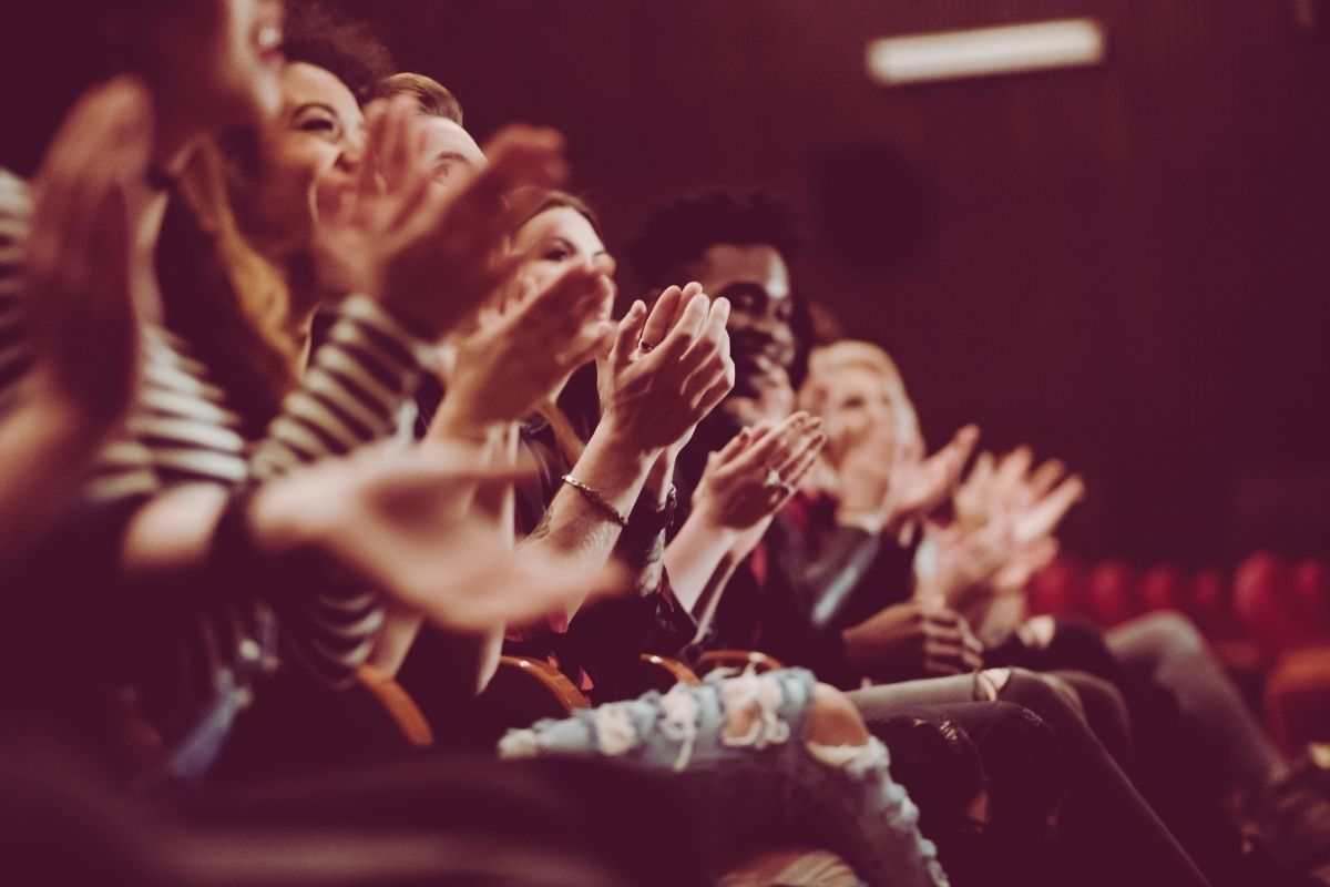 pubblico batte le mani
