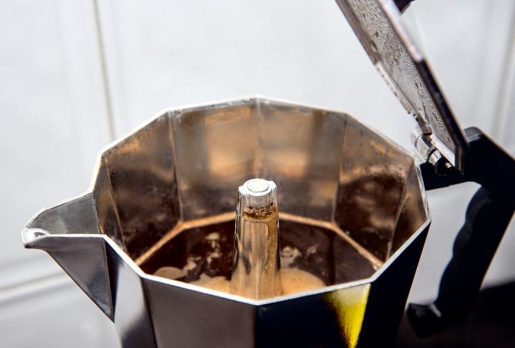 moka con caffè che sta per uscire 