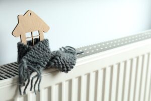 termosifone e casa in miniatura di legno