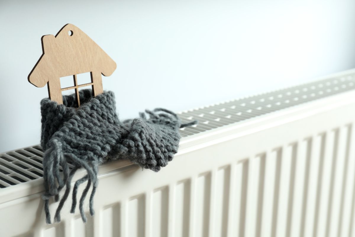 termosifone e casa in miniatura di legno