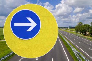 segnale di obbligo e autostrada