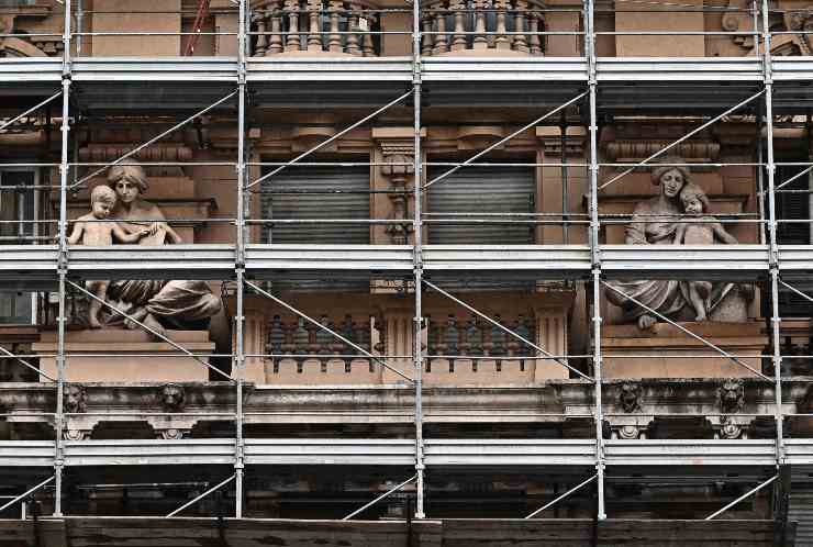 Ponteggi allestiti per ristrutturazione