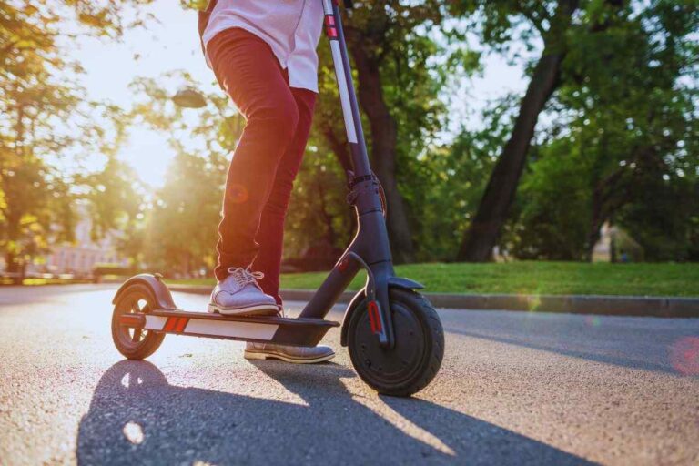 Persona che guida monopattino