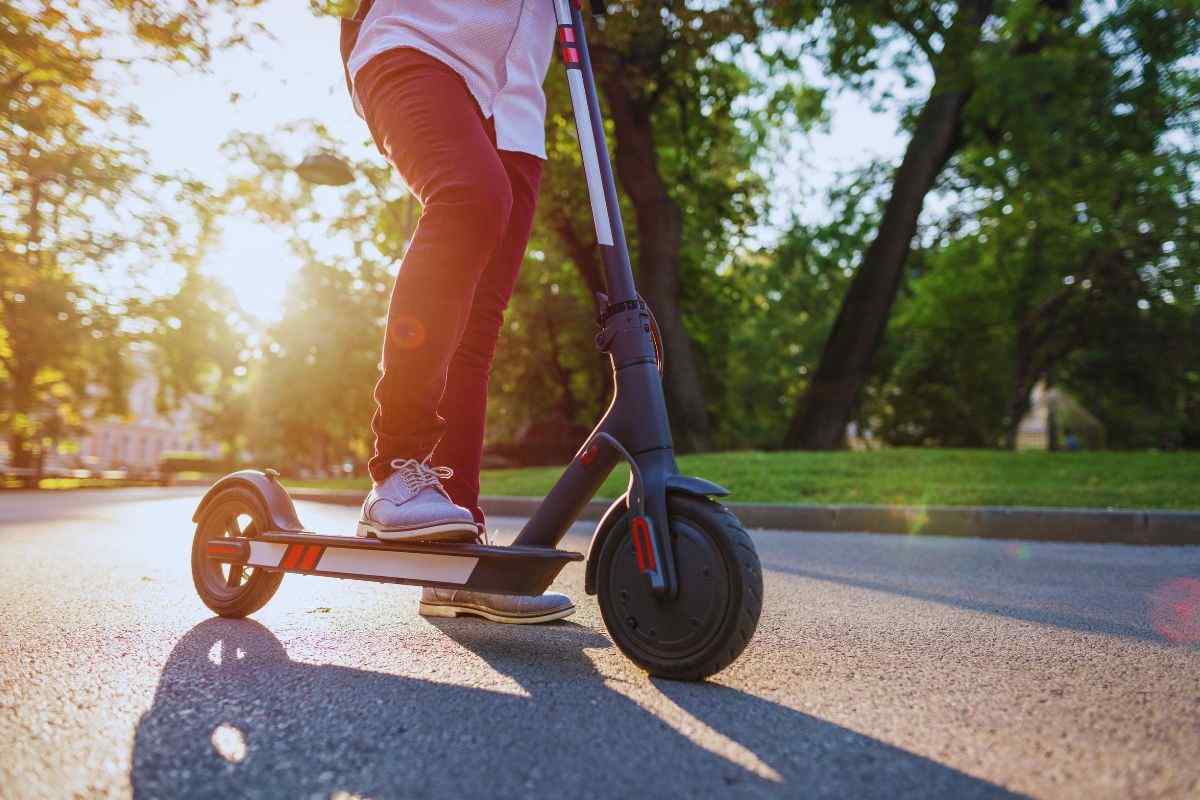 Persona che guida monopattino