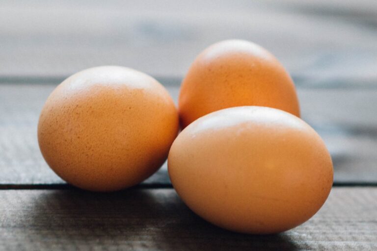 tre uova sul tavolo