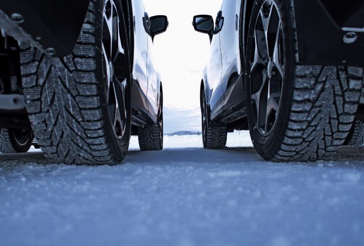 automobili sul ghiaccio con gomme da neve