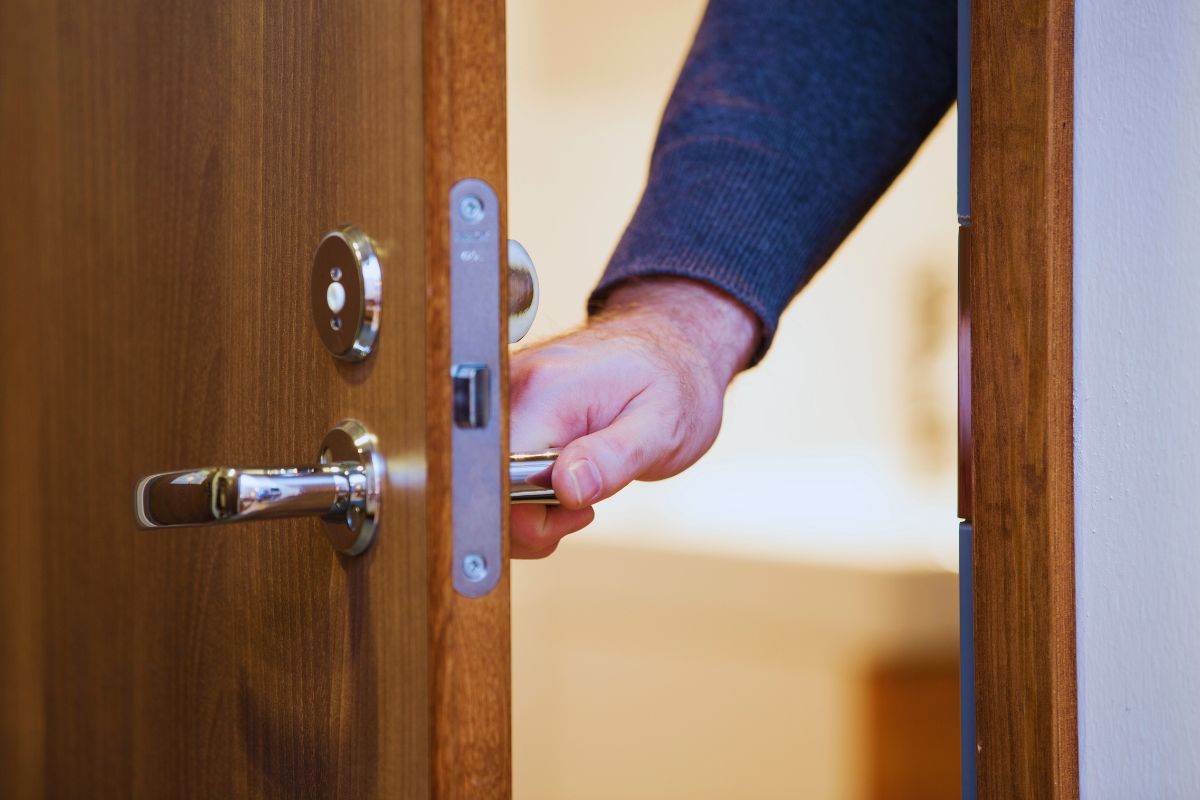 Uomo che chiude una porta