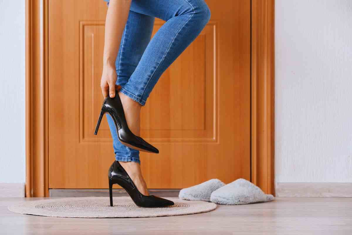 Donna che si toglie le scarpe