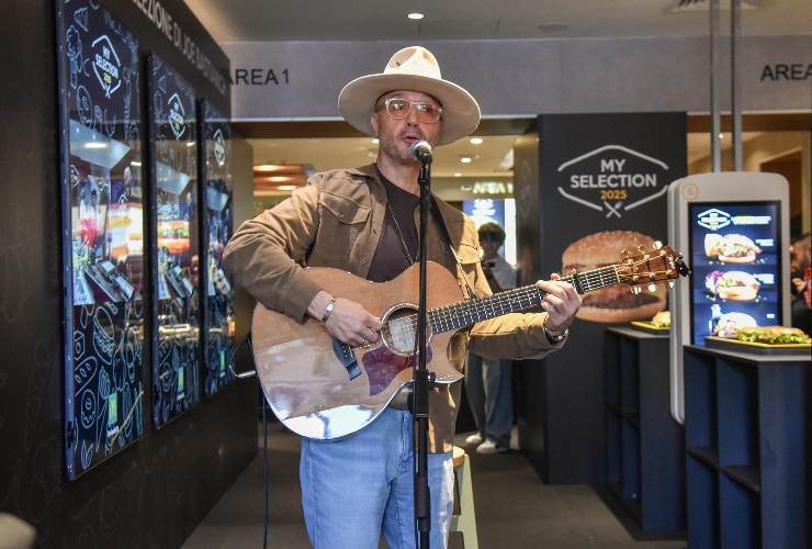 joe bastianich con la chitarra al McDonald