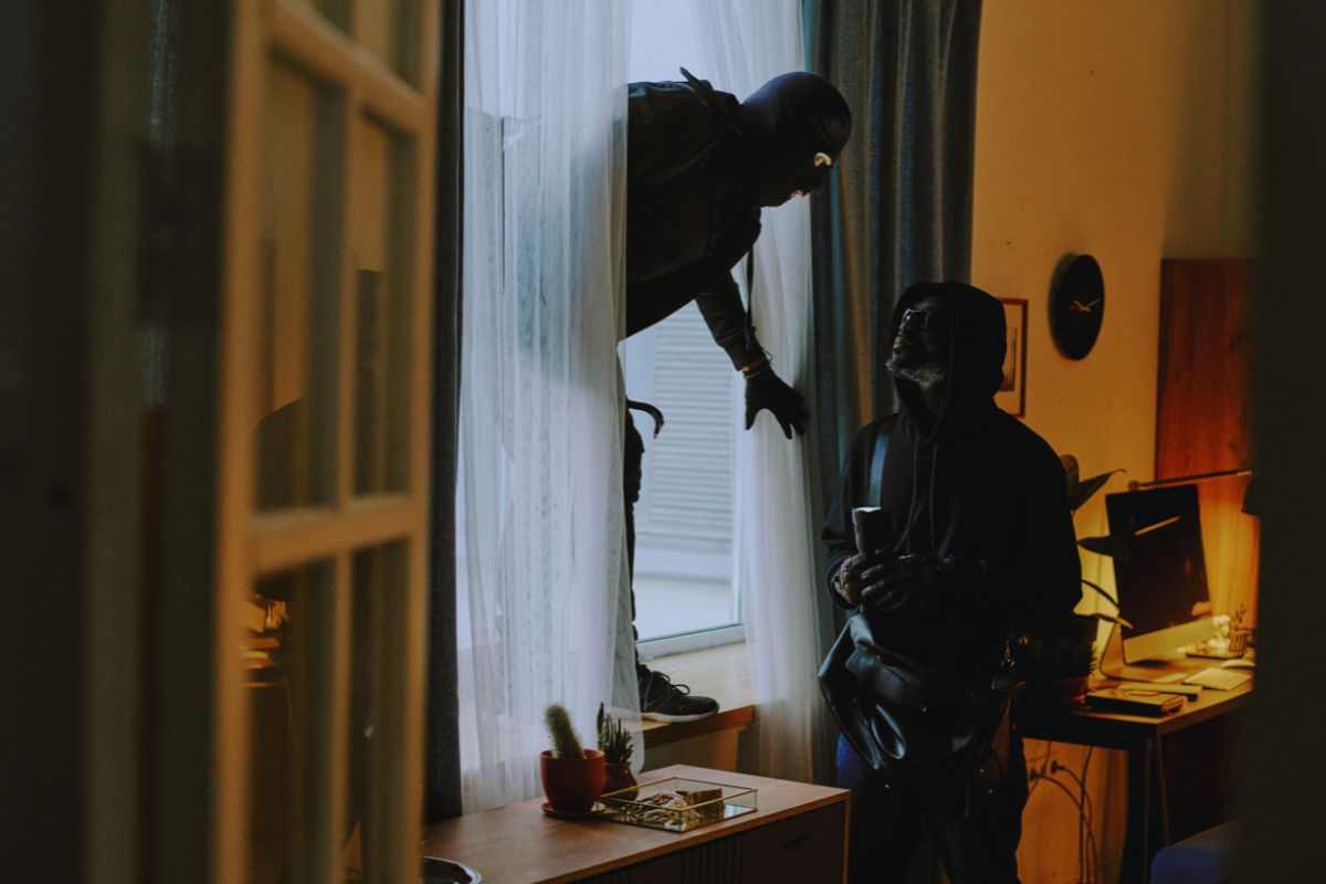 Ladri che entrano in casa dalla finestra