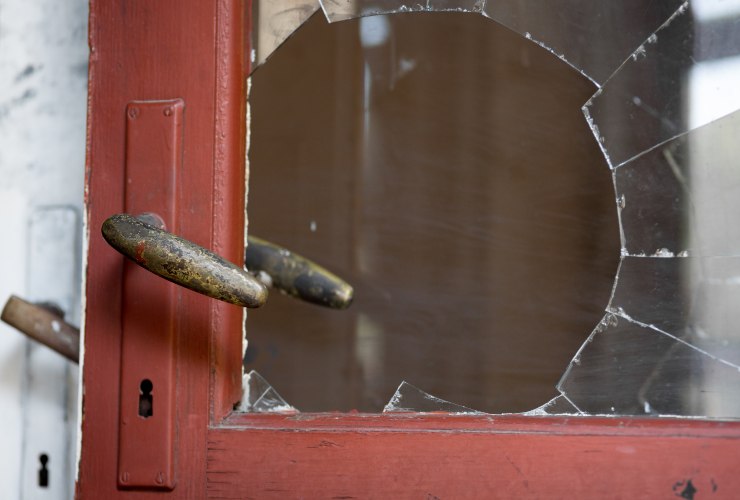 vetro della porta rotto