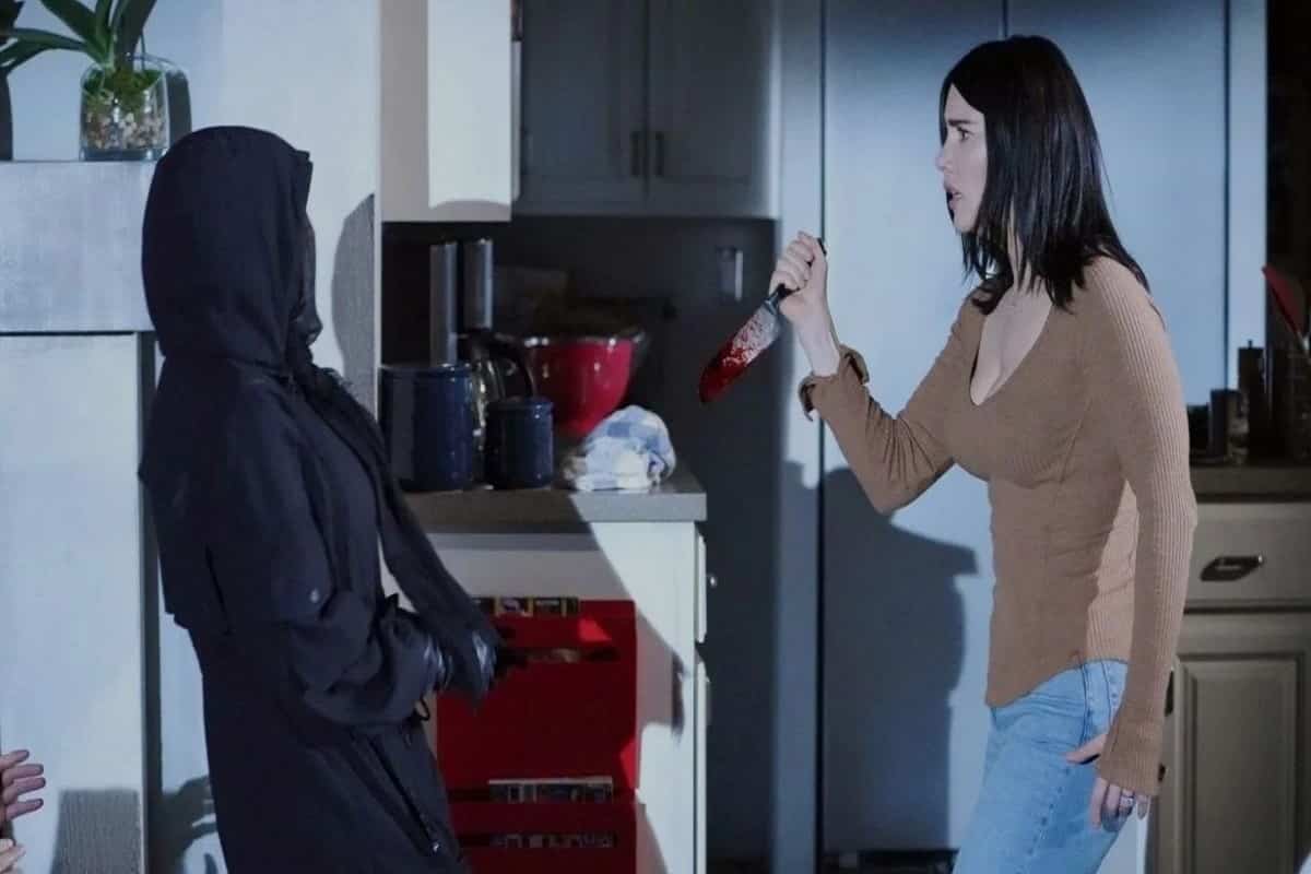 steffy impugna un coltetto puntandolo contro sheila in una scena di beautiful