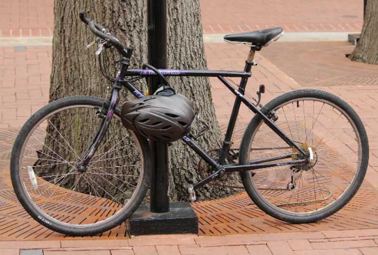 bicicletta legata a un palo