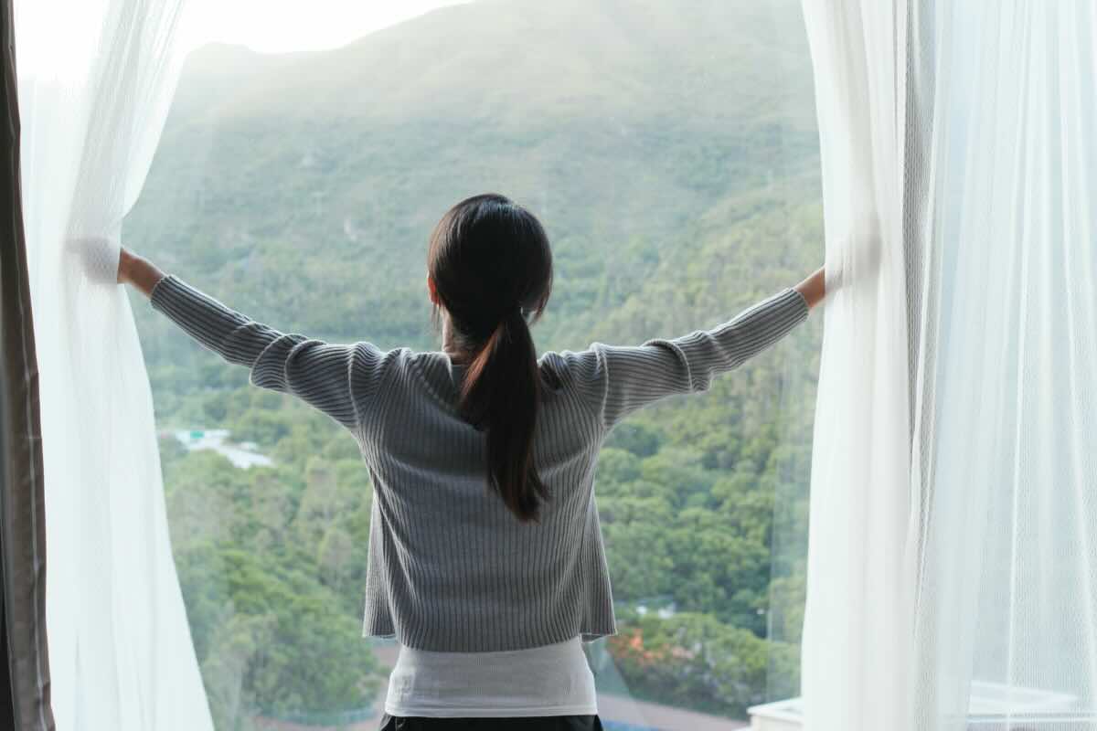 donna affacciata alla finestra