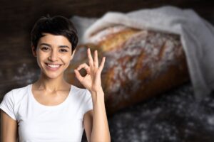 pane e donna sorridente che fa ok con le mani