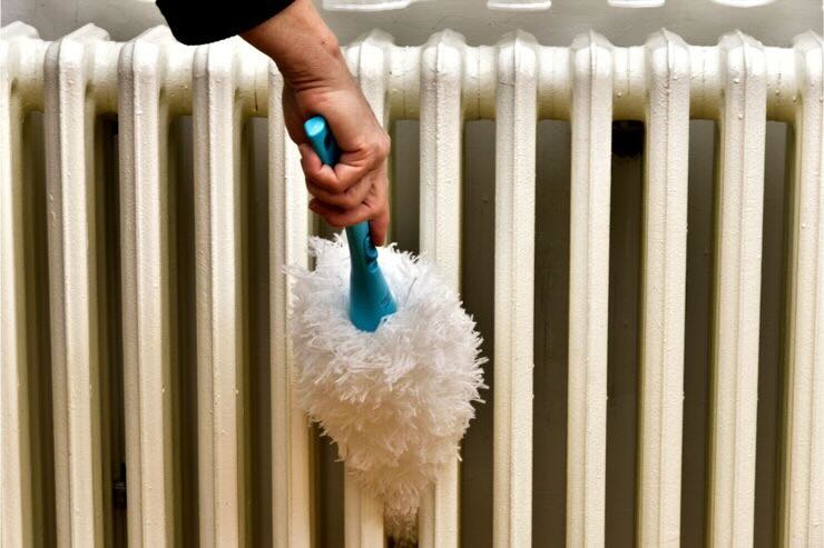 Pulire termosifone con spazzola 