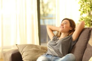 donna felice sul divano
