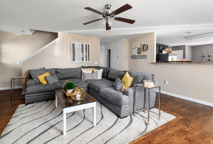 soggiorno di casa con ventilatore soffitto