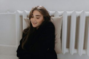 donna attaccata al termosifone