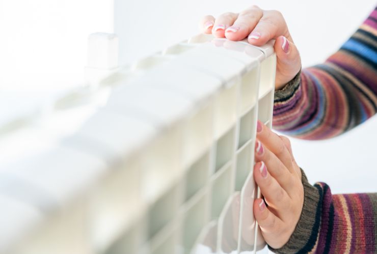 donna tocca termosifone