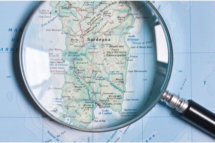 cartina geografica e lente