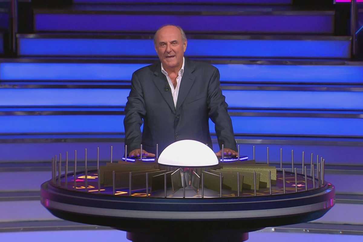 gerry scotti con la ruota delle meraviglie della ruota della fortuna