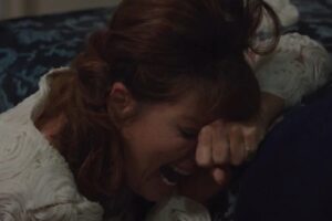 adelaide piange in una scena de il paradiso delle signore