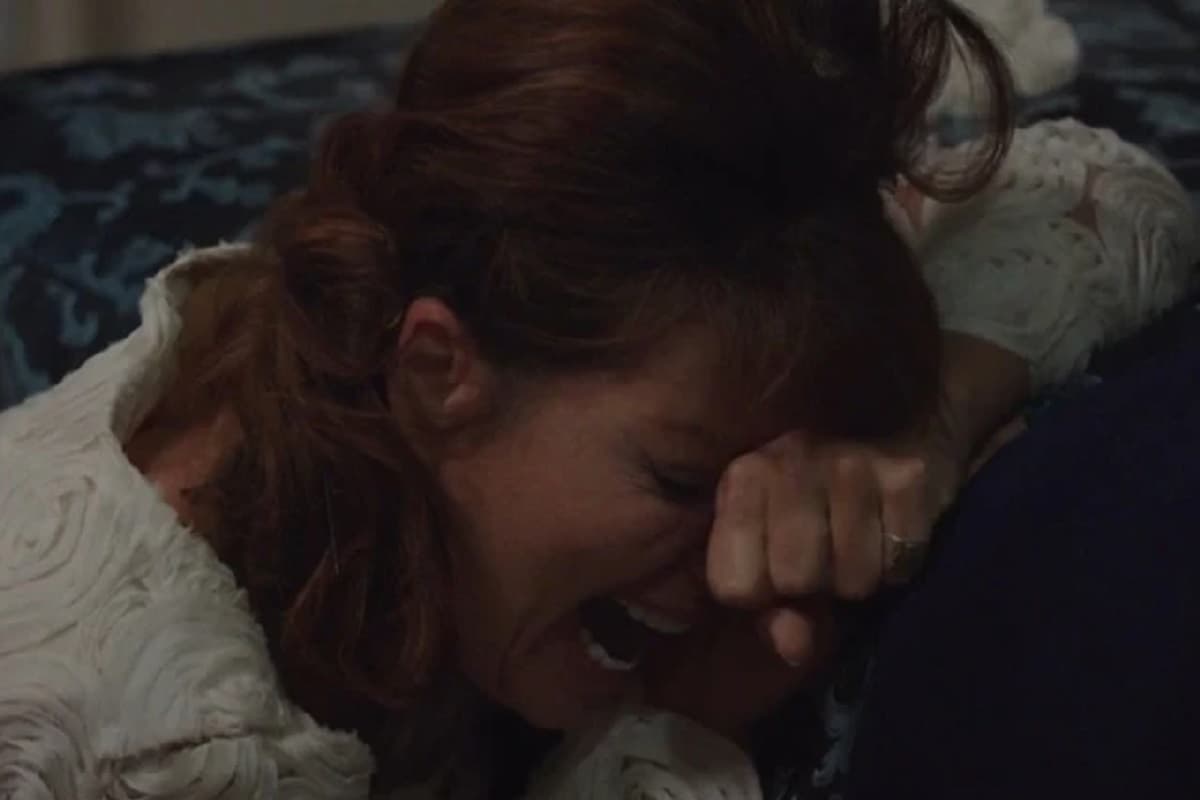 adelaide piange in una scena de il paradiso delle signore