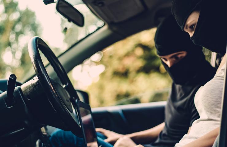 ladri in auto con pc