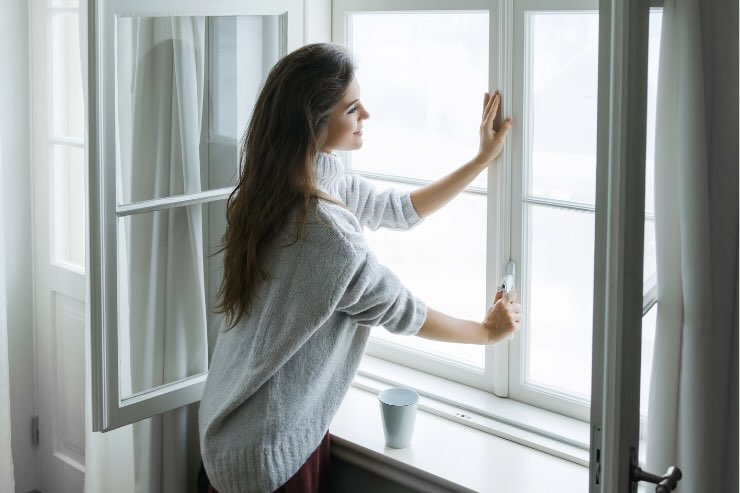 donna che apre finestra