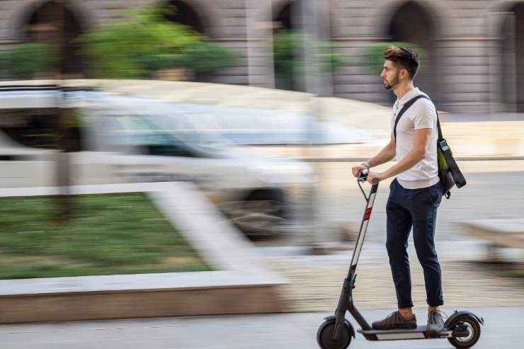 ragazzo su monopattino