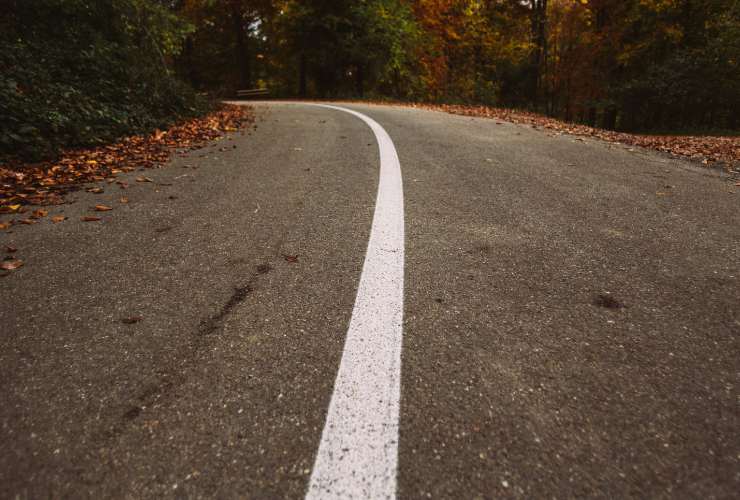 strada con striscia continua