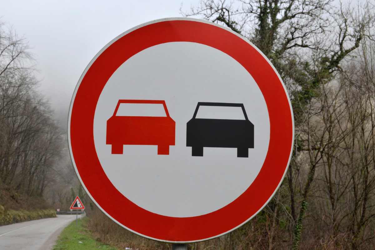 cartello divieto di sorprasso