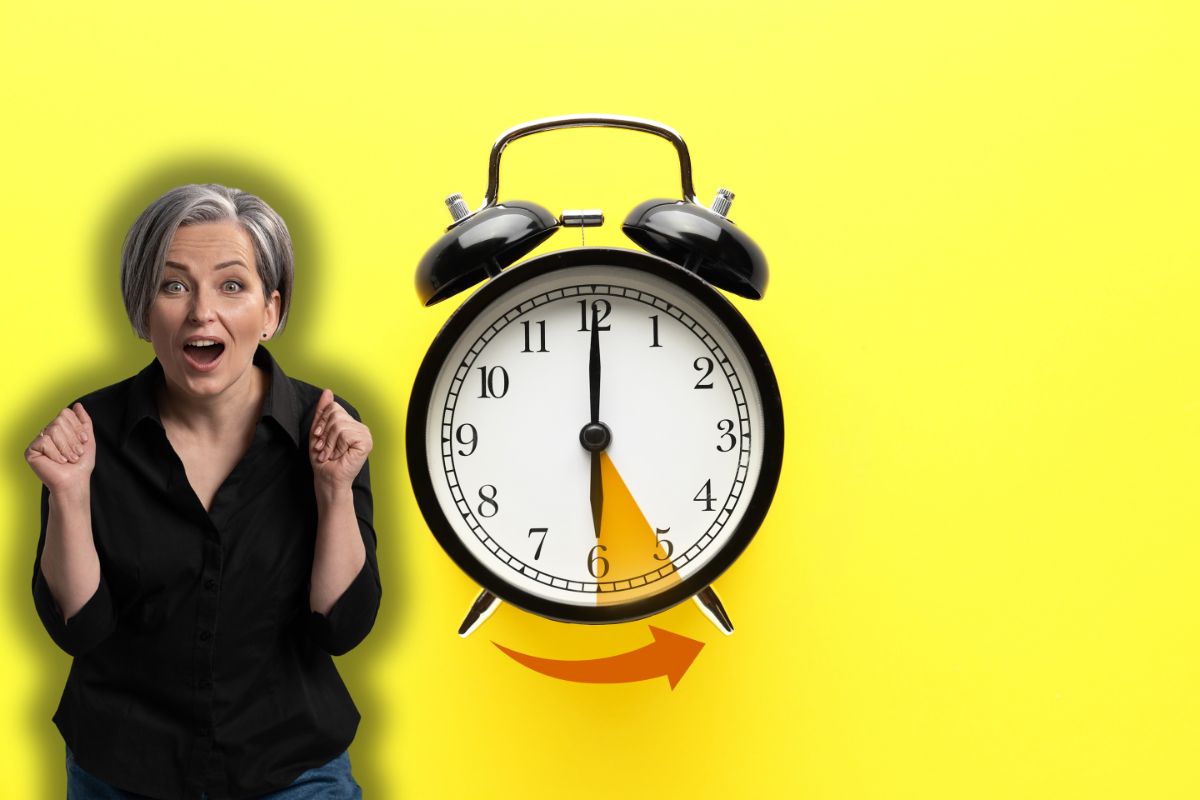 orologio con un'ora indietro e donna che esulta