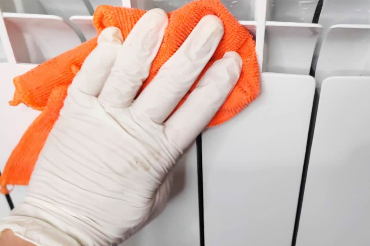 Pulire termosifone con panno arancione