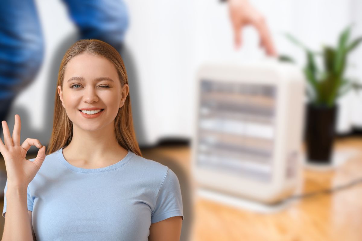 uomo che accende stufa elettrica e una donna che fa ok con occhiolino