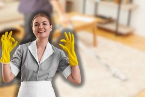 donna pulisce tappeto e un'altra delle pulizie che fa ok con le mani