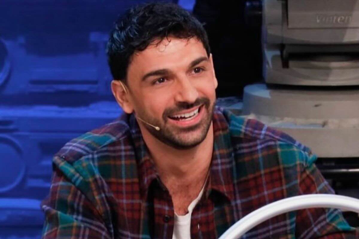 raimondo todaro sorridente nella scuola di amici