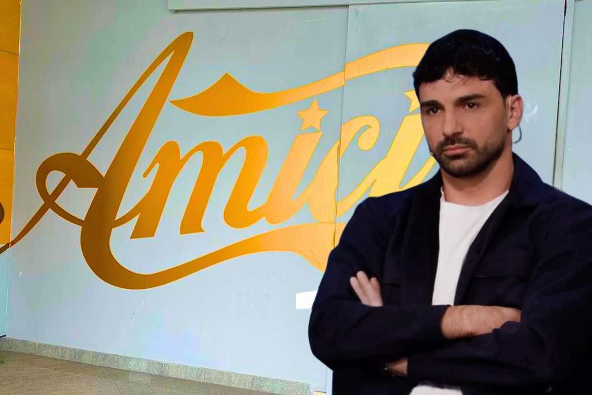 raimondo todaro in primo piano con il logo di amici sullo sfondo