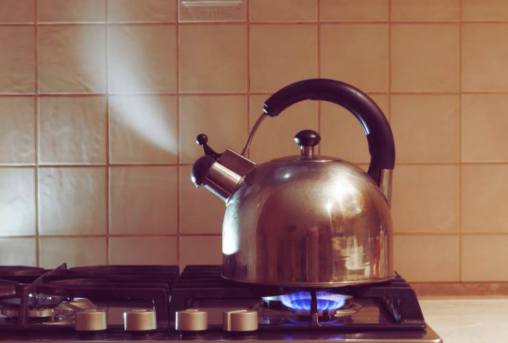 bollitore sul fuoco