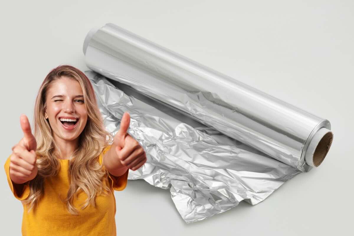 Rotolo carta argentata, ragazza pollici in su