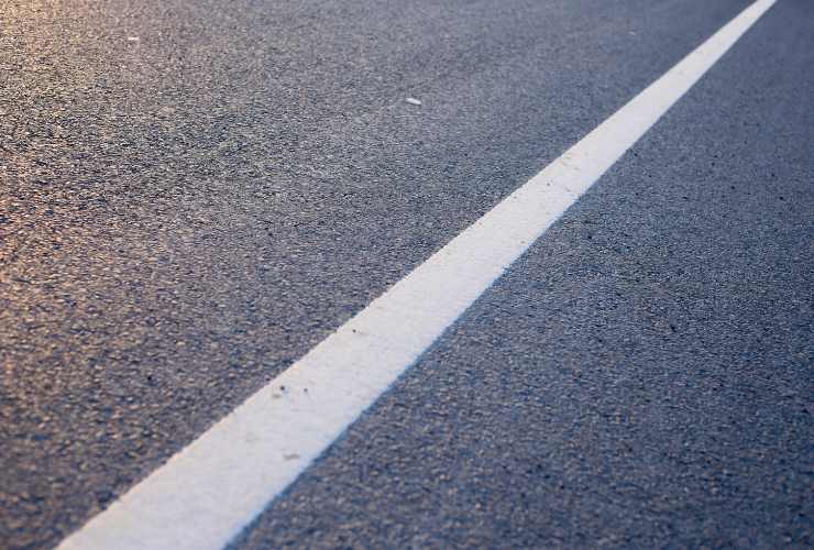 striscia continua in strada