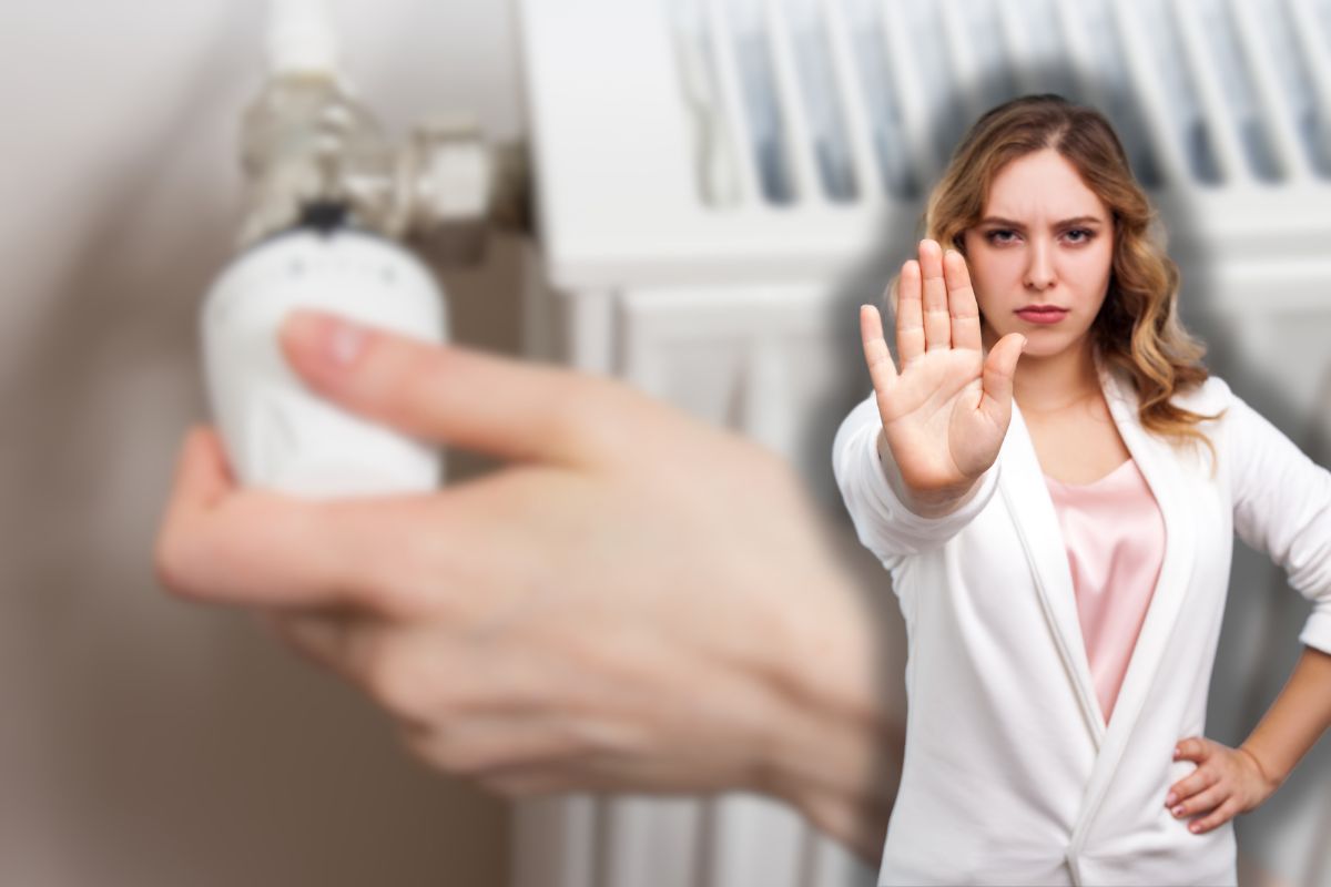 donna tocca manopola termosifone e donna che fa stop
