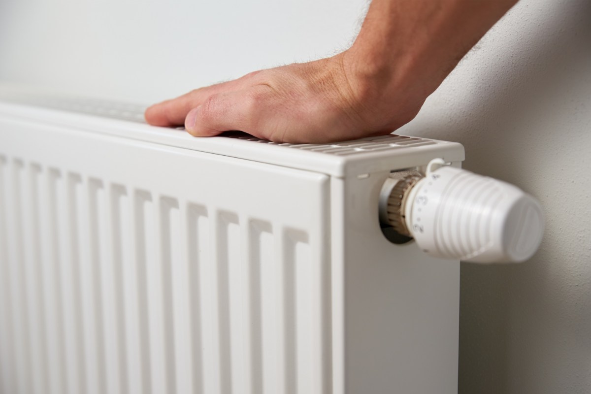 termosifone e mano appoggiata
