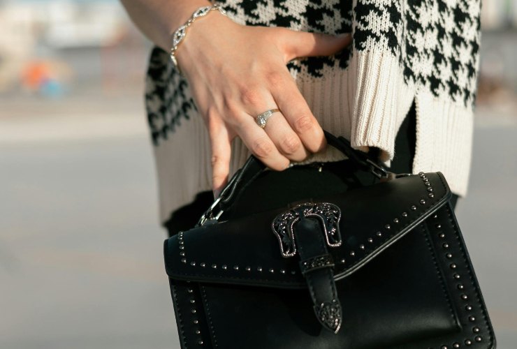 borsa tenuta in mano