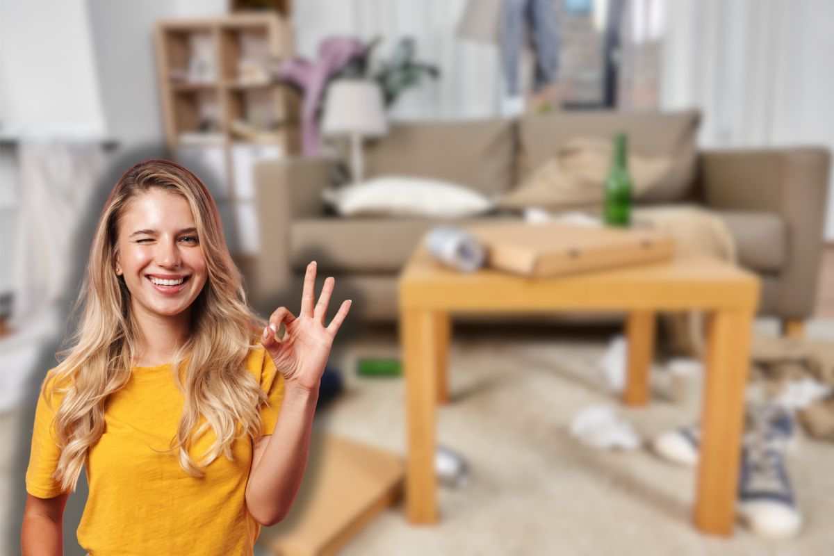 casa in disordine e donna sorridente che fa ok