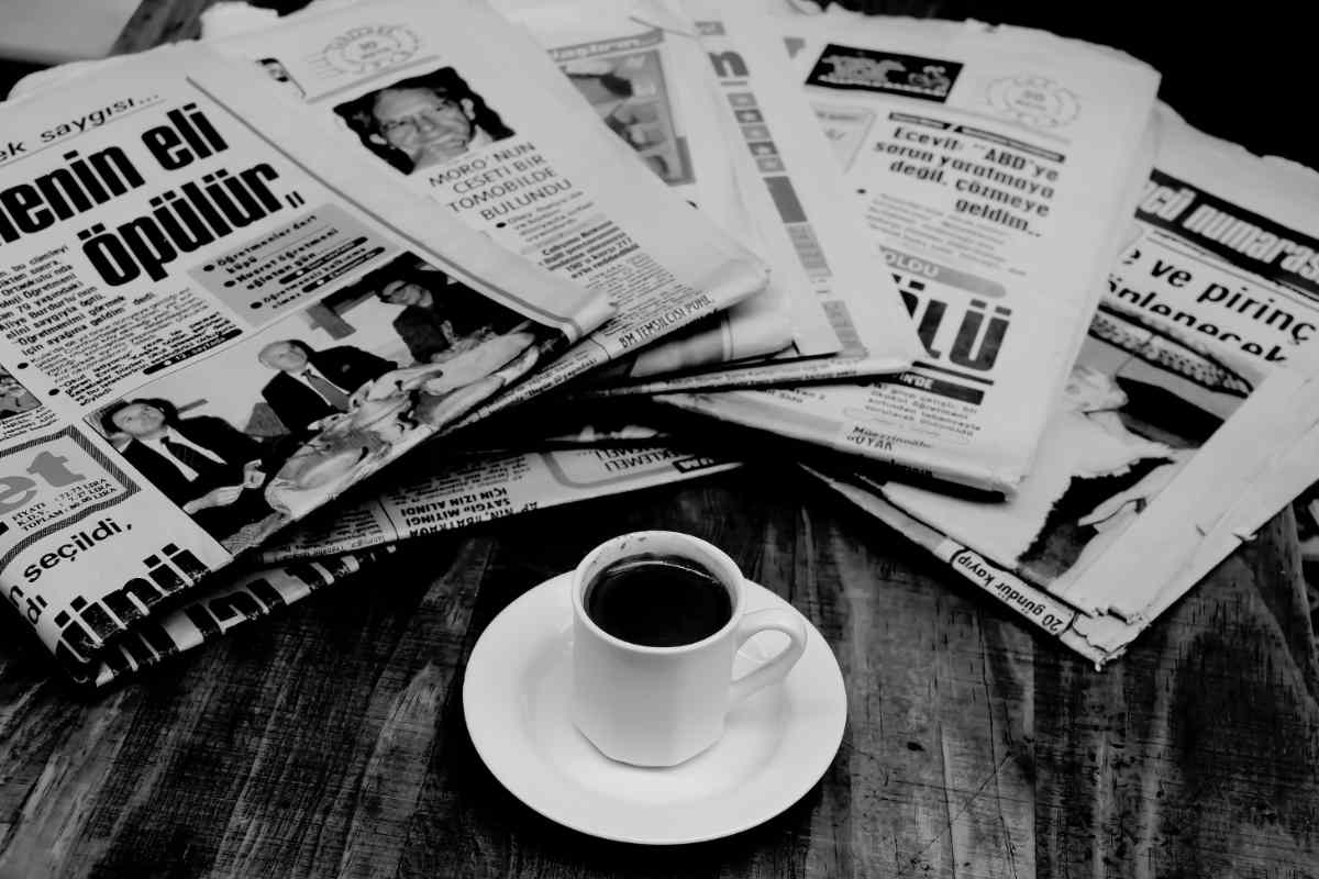 giornali e tazzina di caffè